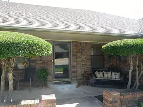124 E Olympic Dr, Yukon, OK 73099 photo 2