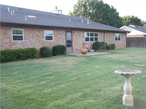 203 Christopher Dr, Chickasha, OK 73018 photo 2