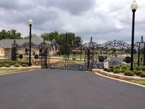 208 S Riverside Dr, Moore, OK 73160 photo 1