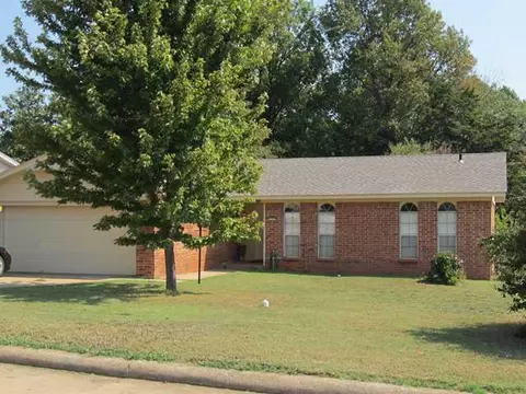 103 Taft Dr, Chickasha, OK 73018 photo 2