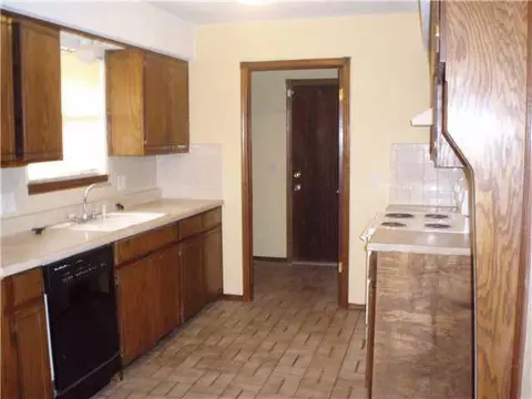 2312 Cedar Brook Dr, Moore, OK 73160 photo 3