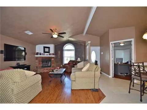 2129 Westmore Dr, Moore, OK 73170 photo 2