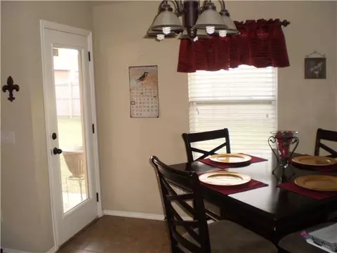 504 Manhattan Dr, Moore, OK 73160 photo 2