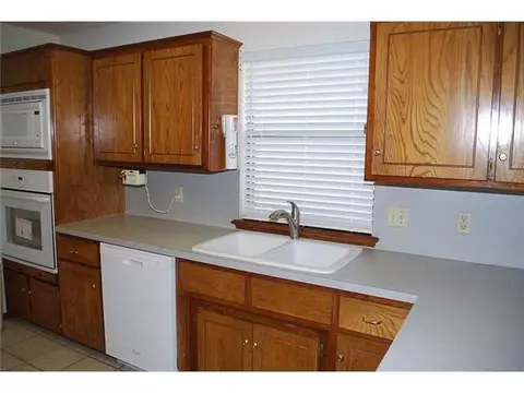 9304 Buttonwood Ave, Moore, OK 73160 photo 5