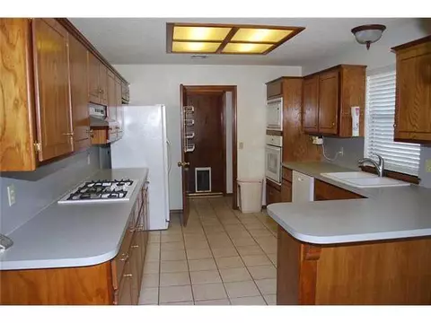 9304 Buttonwood Ave, Moore, OK 73160 photo 4