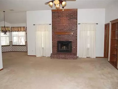 3804 Harmony Dr, Moore, OK 73160 photo 2