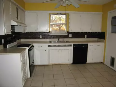 604 Armstrong St, Moore, OK 73160 photo 4