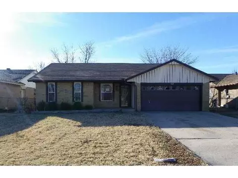 712 Camelot, Moore, OK 73160 photo 1