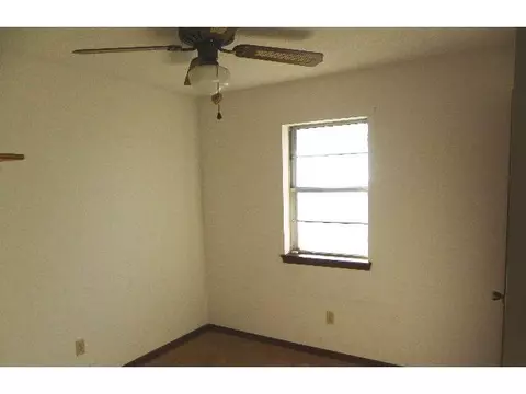 712 Camelot, Moore, OK 73160 photo 2