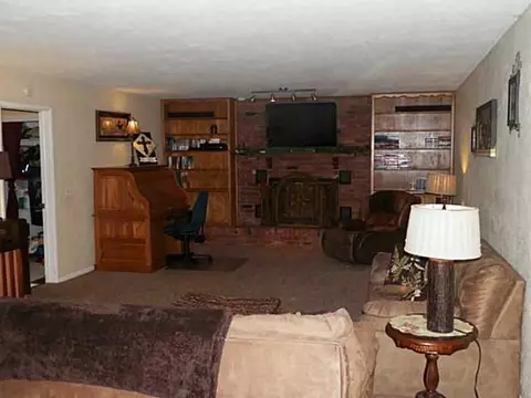 601 SW 2nd St, Tuttle, OK 73089 photo 3