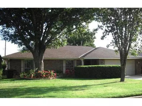 3840 N Riverside Dr, Bethany, OK 73008 photo 2