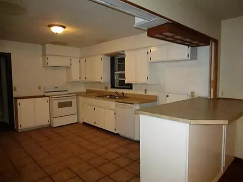 303 SE 3rd St, Tuttle, OK 73089 photo 4