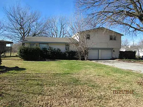 303 SE 3rd St, Tuttle, OK 73089 photo 1