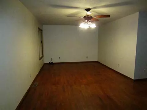 303 SE 3rd St, Tuttle, OK 73089 photo 2