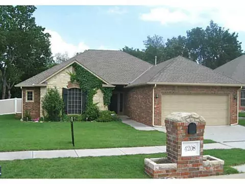 4208 Mackenzie Dr, Moore, OK 73160 photo 1