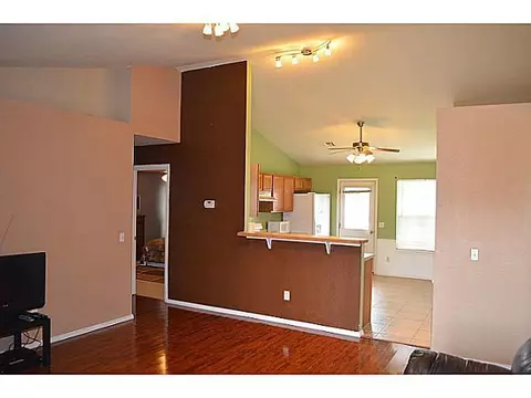 836 Camelot, Moore, OK 73160 photo 3