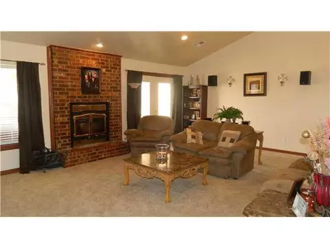 201 Alvie Dr, Tuttle, OK 73089 photo 2