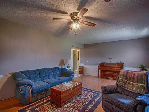 406 Red Rock Rd, Tuttle, OK 73089 photo 4