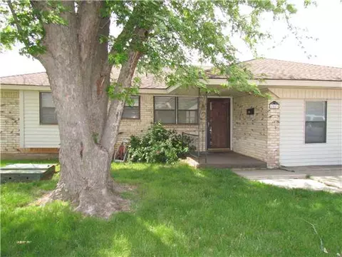 1003 Craig Dr, Moore, OK 73160 photo 2