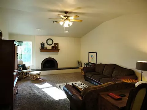 825 Wilkinson Ct, Moore, OK 73160 photo 2