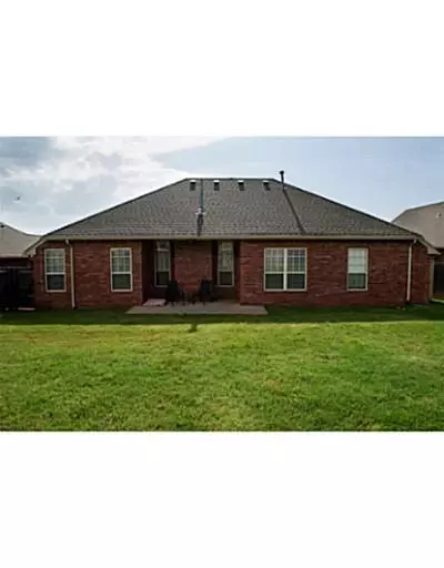 1004 Lanie Ln, Moore, OK 73160 photo 2
