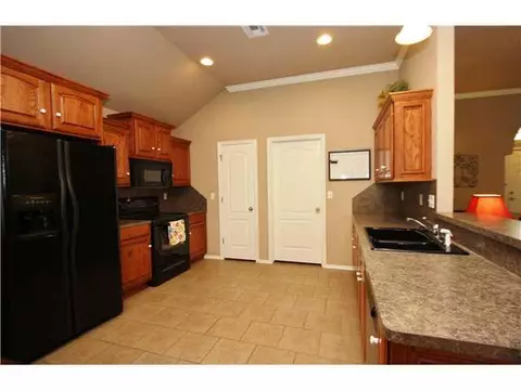 608 Elder Ln, Mustang, OK 73064 photo 4