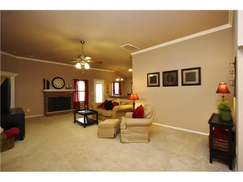 608 Elder Ln, Mustang, OK 73064 photo 2