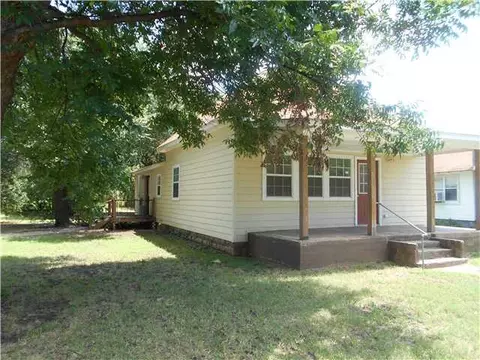 320 S Maple St, Crescent, OK 73028 photo 2