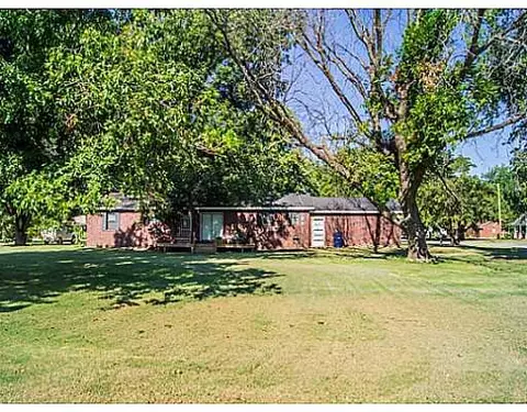 210 NW 2nd St, Minco, OK 73059 photo 2