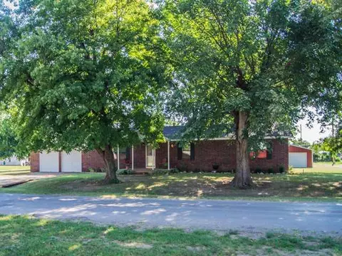 210 NW 2nd St, Minco, OK 73059 photo 1