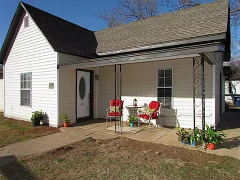 203 SW 2nd St, Tuttle, OK 73089 photo 2