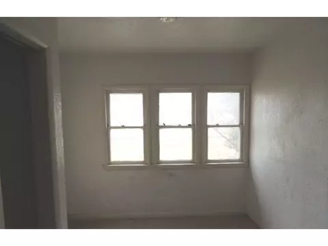 208 SW 3rd St, Tuttle, OK 73089 photo 4