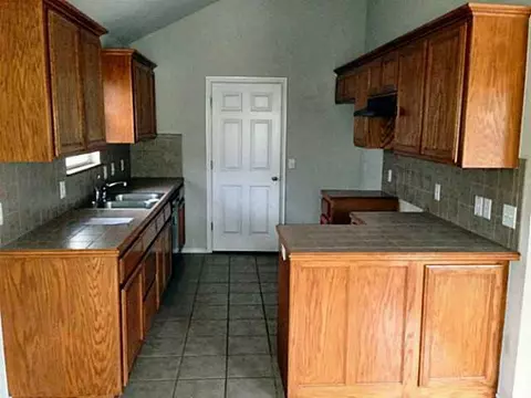 4024 Queens Dr, Moore, OK 73160 photo 8