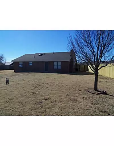 1220 Sequoyah Cir, Moore, OK 73160 photo 2