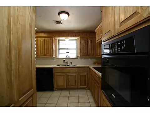 1004 SW 3rd St, Moore, OK 73160 photo 5