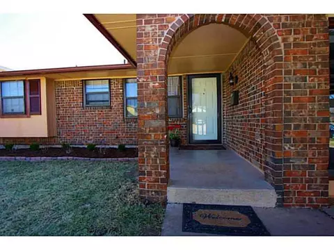 1004 SW 3rd St, Moore, OK 73160 photo 1