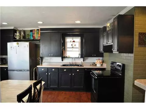 1702 E College Ave, Guthrie, OK 73044 photo 2