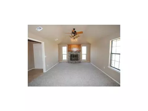 1400 Eagle Dr, Moore, OK 73160 photo 2