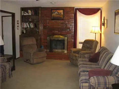 704 Wilkinson Dr, Moore, OK 73160 photo 3