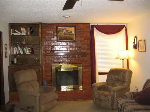 704 Wilkinson Dr, Moore, OK 73160 photo 2