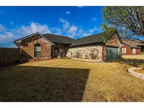 2001 Sarah Ln, Moore, OK 73160 photo 2