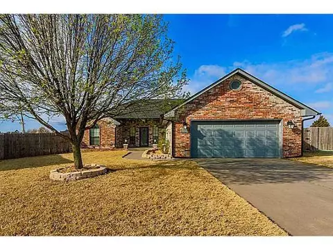 2001 Sarah Ln, Moore, OK 73160 photo 1