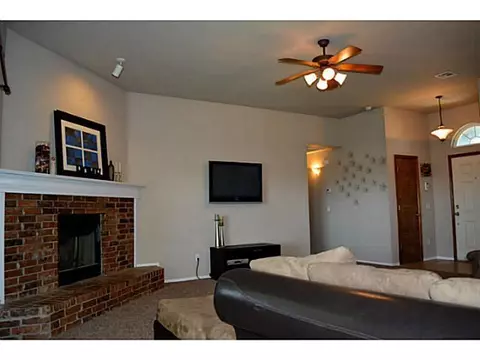 1605 Tara Dr, Moore, OK 73160 photo 3