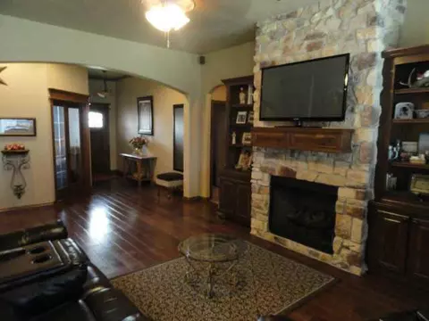 809 Lindsey Ln, Moore, OK 73160 photo 3