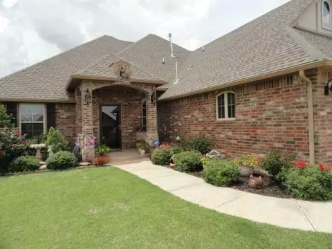 809 Lindsey Ln, Moore, OK 73160 photo 2