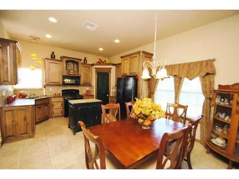 4105 Champlain Ct, Yukon, OK 73099 photo 4