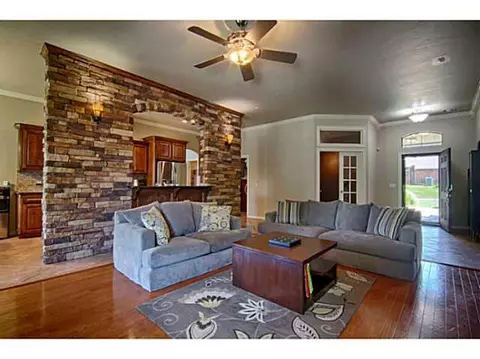 809 Kelsi Dr, Moore, OK 73160 photo 3