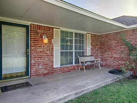 5 E Locust St, Tuttle, OK 73089 photo 2