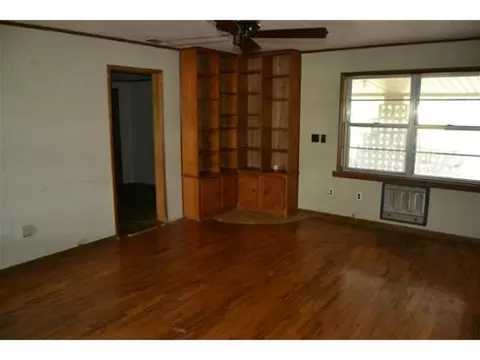906 E Walnut St, Tecumseh, OK 74873 photo 2
