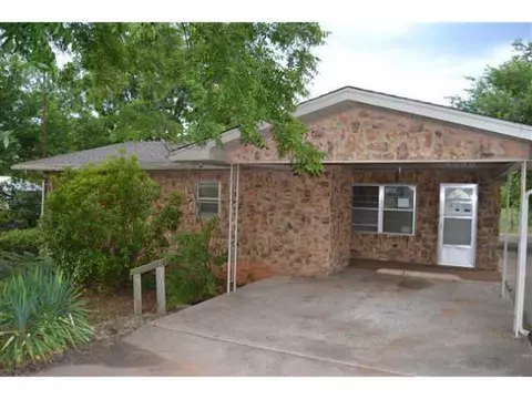 906 E Walnut St, Tecumseh, OK 74873 photo 1